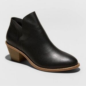 Universal Thread Black Leather Ankle Boots size 7.5